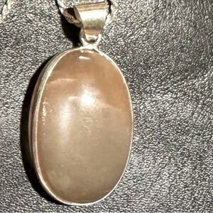 ⚜️💛⚜️Vintage sparkly peach moonstone oval pendant